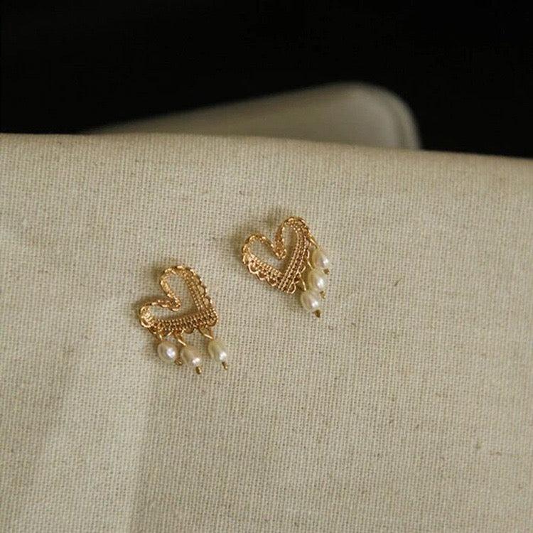 [Clearance] Heart and Pearl Stud Earrings - Hypoallergenic - Abbott Atelier