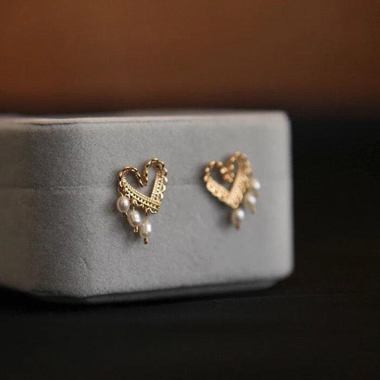 [Clearance] Heart and Pearl Stud Earrings - Hypoallergenic - Abbott Atelier