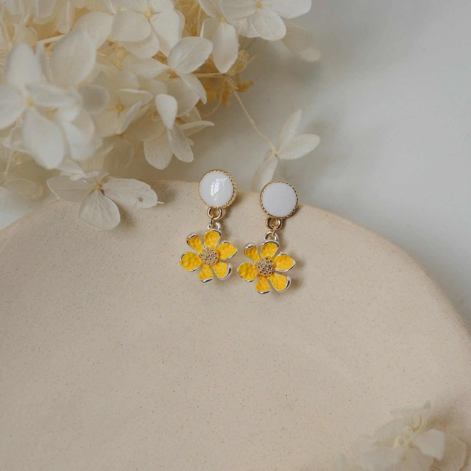 Flower Earrings (2 Colors) - Hypoallergenic - Abbott Atelier