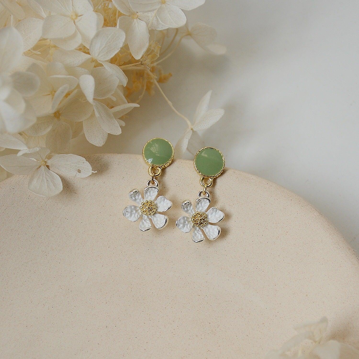 Flower Earrings (2 Colors) - Hypoallergenic - Abbott Atelier