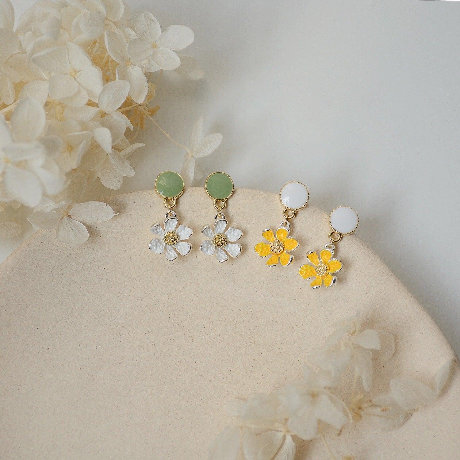 Flower Earrings (2 Colors) - Hypoallergenic - Abbott Atelier