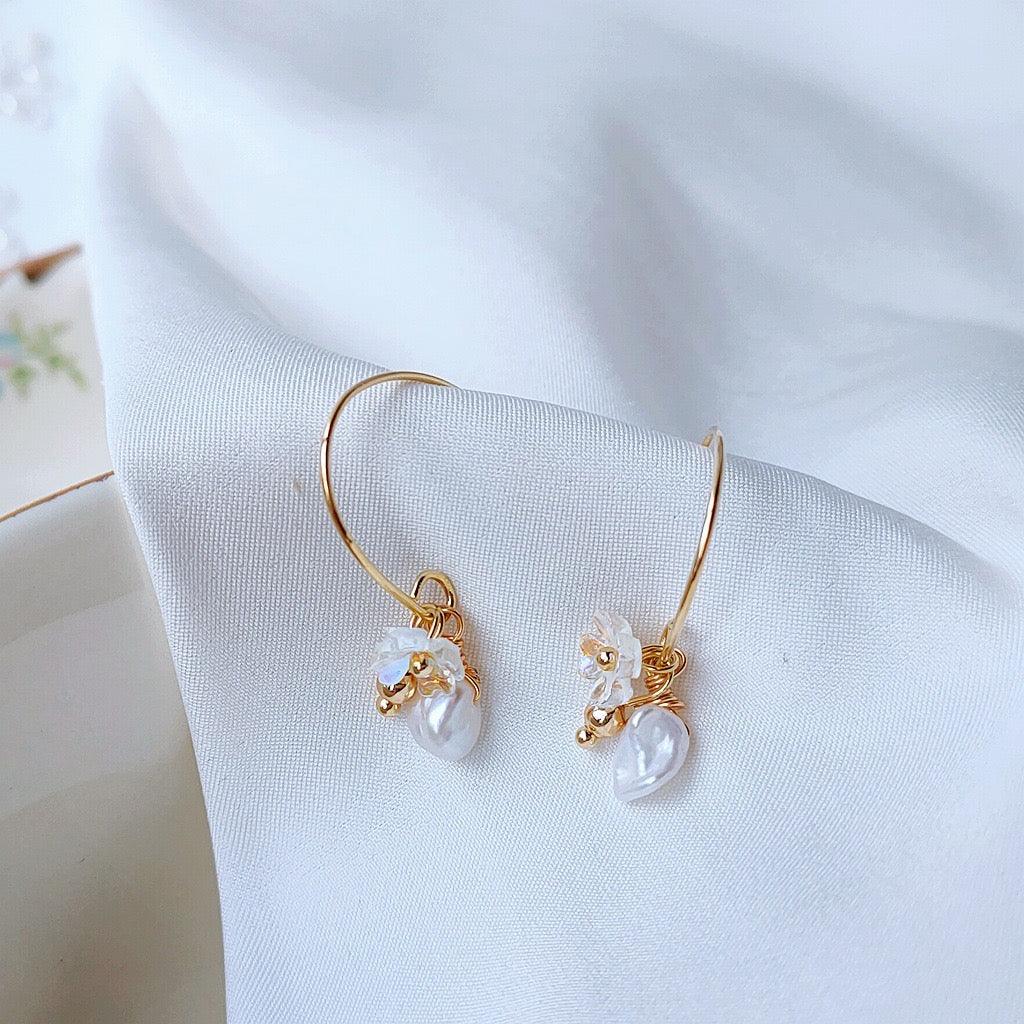 Flower & Pearl Earrings - Lisa - Gold - Plated - Abbott Atelier